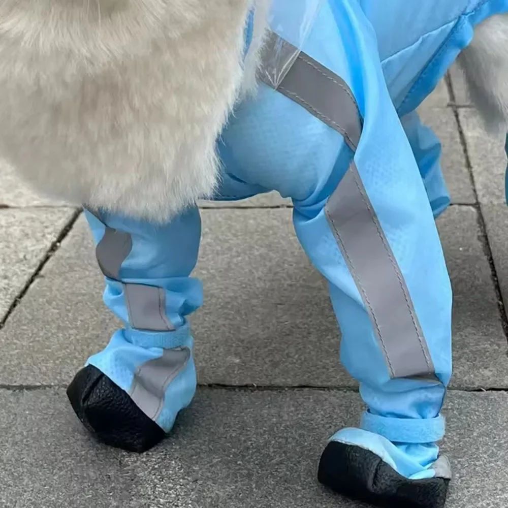 Conjunto de capa de chuva e sapatos.