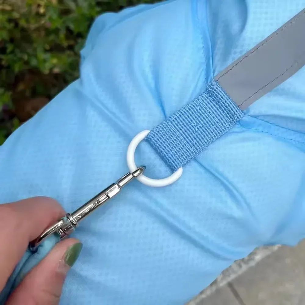 Conjunto de capa de chuva e sapatos.