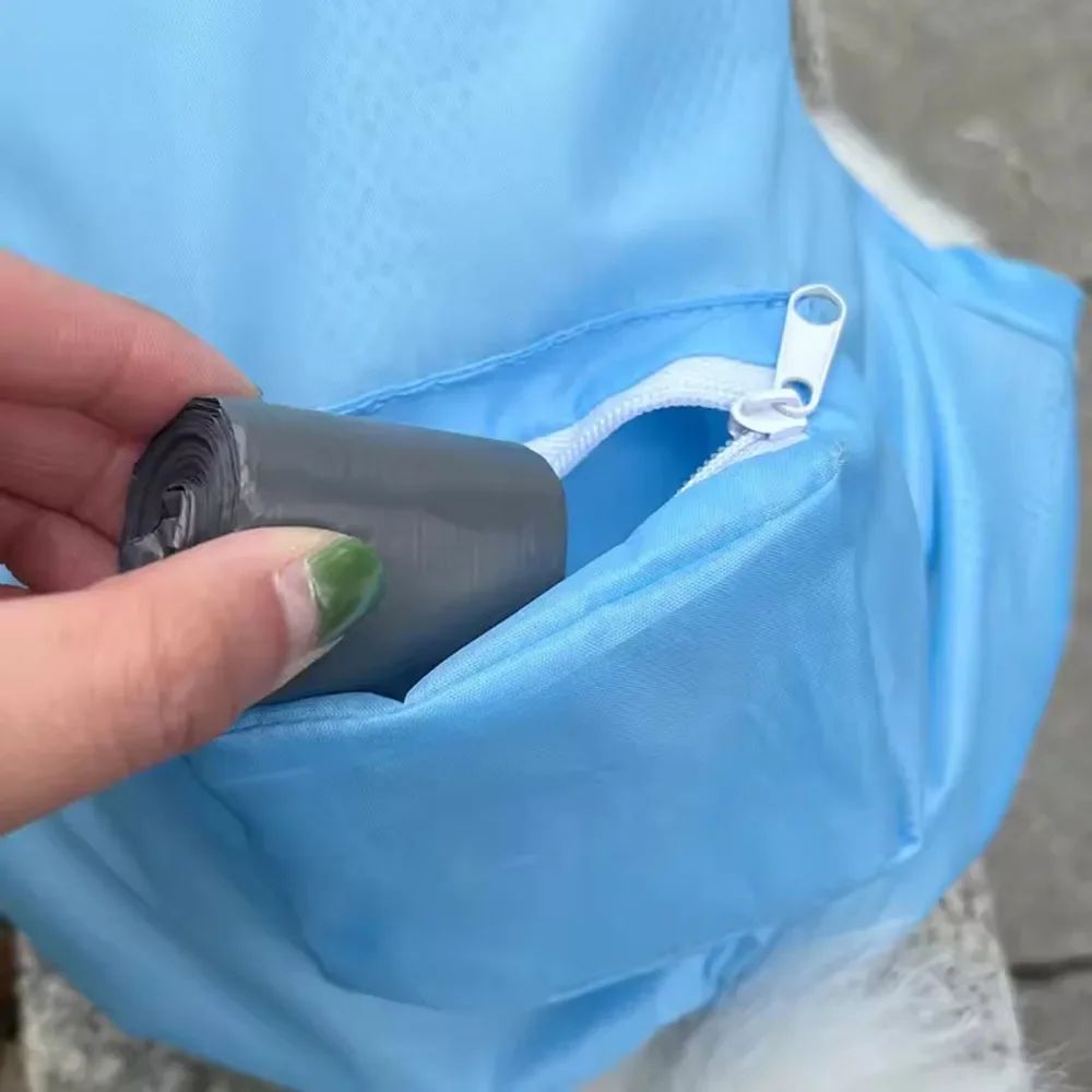 Conjunto de capa de chuva e sapatos.